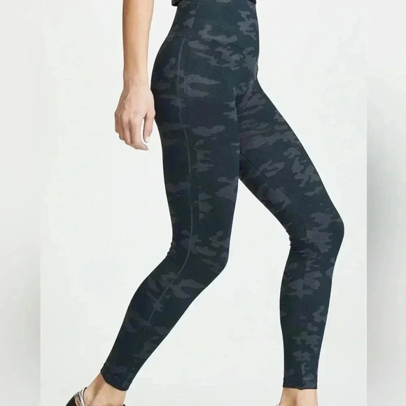 [L]Spanx Look At Me Now Seamless Leggings-  Black Camo - Picture 2 of 8